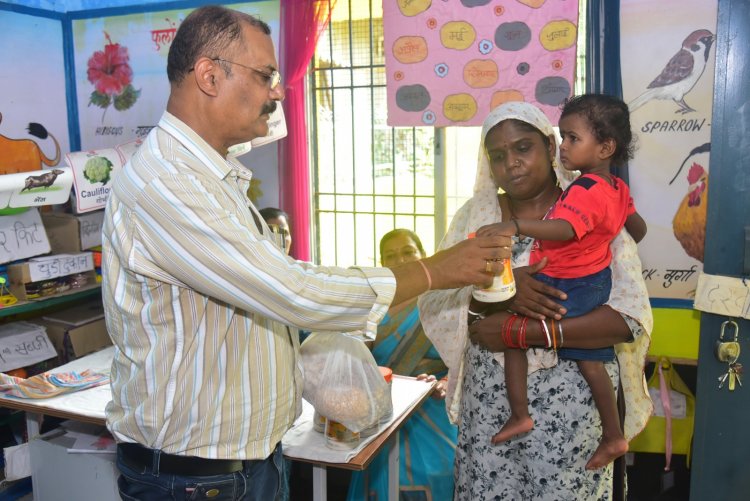 बच्चों का वजन लेकर देखा पोषण स्तर, बांटी सुपोषण किट