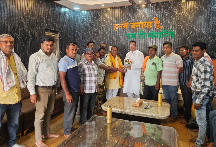 मंदिर विकास के लिए विधायक से मिले संचालक सदस्य