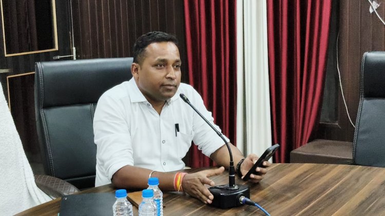 ASP अभिषेक झा ने ली थाना व चौकी के पेट्रलिंग पार्टी की बैठक, बांटे सीयूजी सिम