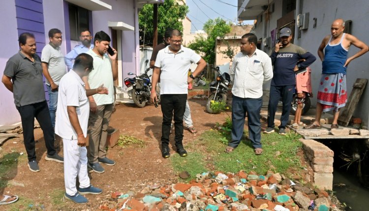आयुक्त ने अवैध निर्माण एवं जलभराव क्षेत्र का किया निरीक्षण