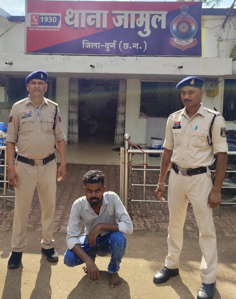धारदार हथियार से राह चलते लोगों को धमकाने वाला युवक पकड़ा गया