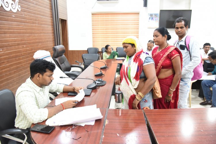 बरसात में घर खाली करने के नोटिस से परेशान ग्रामीणों ने आबादी पट्टा दिलाने जनदर्शन में दिए आवेदन
