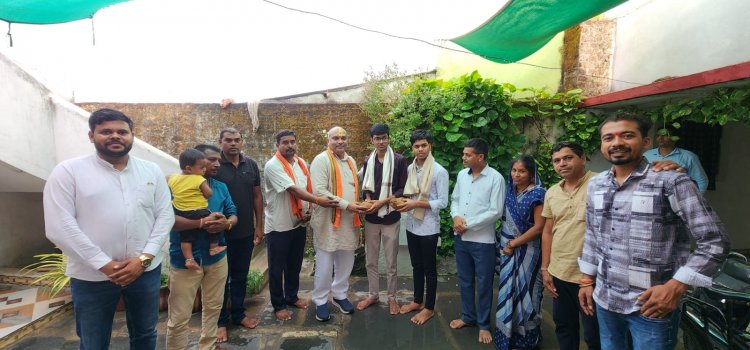 पिता कपड़ा सिलाई और मां ने रोजी मजदूरी कर बच्चों को पढ़ाया, भावेश का NEET और केशव का PET में चयन