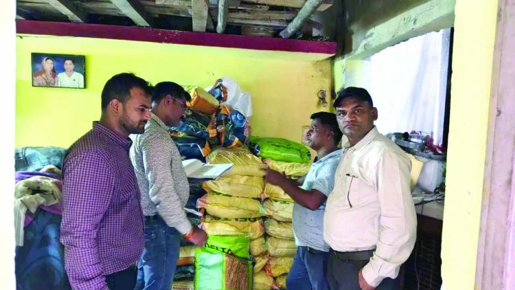 कृषि केंद्रों में दबिश देकर अवैध खाद व बीज किया जब्त