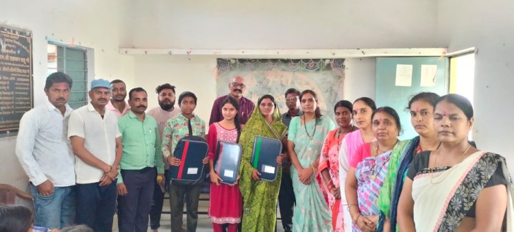 आलबरस में शाला प्रवेश उत्सव, छात्र-छात्राओं को गुलाल लगाकर एवं मिठाई खिलाकर किया गया स्वागत