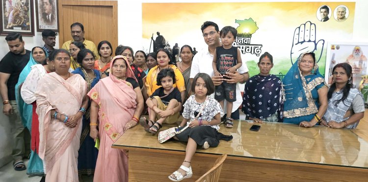 आए दिन बिजली गुल से परेशान लोगों ने विधायक देवेन्द्र यादव से लगाई गुहार, भेंट मुलाकात में सुनी लोगों की समस्याएं