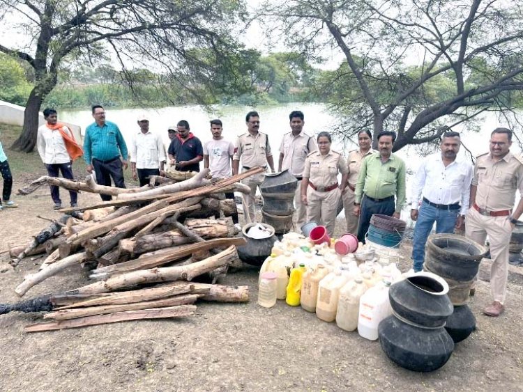 अवैध शराब की भट्ठी पर आबकारी विभाग का छापा, 250 लीटर महुआ शराब और 5000 किलोग्राम महुआ लहान जब्त