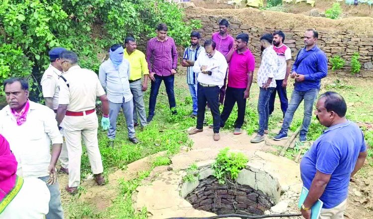 खम्हरिया में डबल मर्डर मामले में दो चचेरे भाई गिरफ्तार, कुएं में मिली थी मां-बेटी की लाश