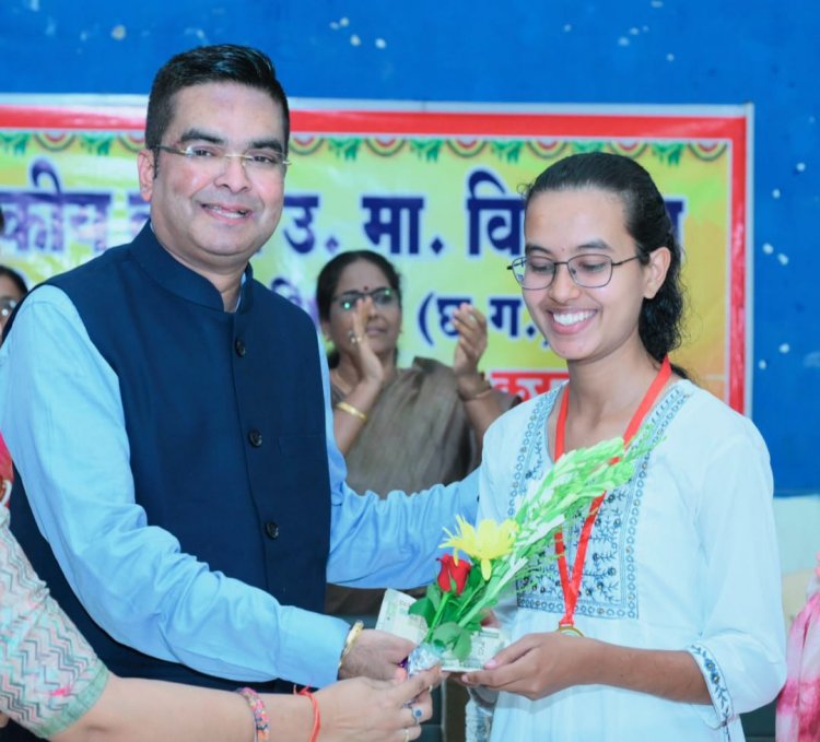 शासकीय स्कूलों में प्रतिभाओं की कमी नहीं, NEET क्वालिफायर मेधावी टि्वंकल को विधायक रिकेश ने प्रोत्साहन राशि भेंट कर किया सम्मानित