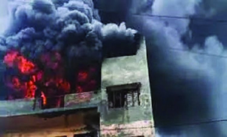 पॉलिथीन बनाने की तीन मंजिला फैक्टरी में लगी आग, तीन शव बरामद