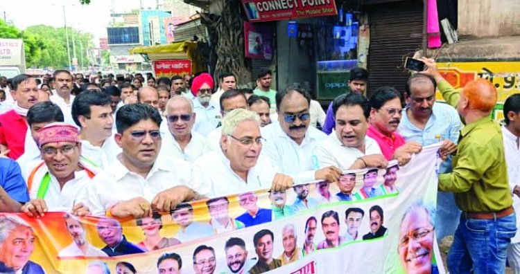 युक्तियुक्तकरण के विरोध में दुर्ग जिला शिक्षा अधिकारी कार्यालय का कांग्रेसियों ने किया घेराव