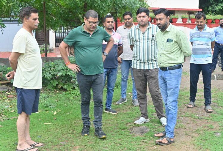 आयुक्त ने जाम नाले के ऊपर से स्लैब हटवाकर सफाई कराने के दिए निर्देश