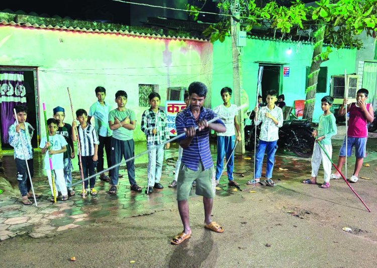 अकीदतमंद कारीगर तैयार कर रहे ताजिए,अखाड़े में हैरतअंगेज करतब सीख रहे नौजवान