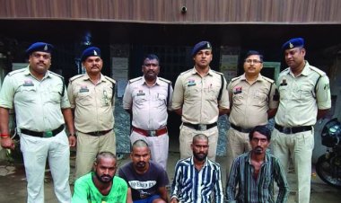  धारदार गंडासा और चाकू के साथ पकड़े गए तीन युवक, पुलिस ने मुंडवाया सिर