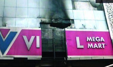 विशाल मेगा मार्ट शोरूम में लगी भीषण आग, लिफ्ट में मिला युवक का शव