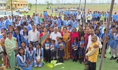  विधायक डोमनलाल कोर्सेवाड़ा ने नवप्रवेशी विद्यार्थियों को किए पुस्तक और गणवेश का वितरण