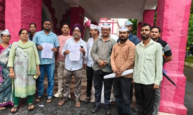 आरटीई के 74 बच्चों का एडमिशन रद्द, आप ने कलेक्टर को साैंपा ज्ञापन