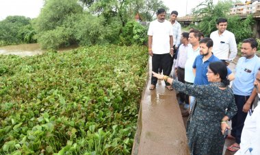 बाढ़ संकट पर प्रशासन सक्रिय: कलेक्टर ने किया शिवनाथ नदी क्षेत्र का दौरा