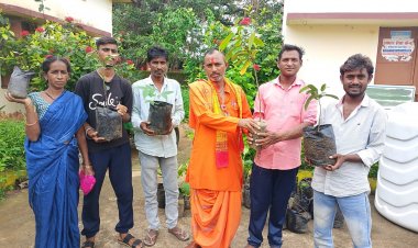 ग्राम निकुम में गुरु पूर्णिमा पर अनूठी पहल: मां और गुरुओं के नाम लगाए पौधे