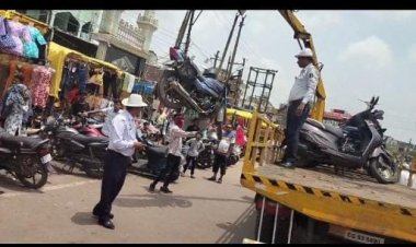 दुर्ग यातायात पुलिस की बड़ी कार्रवाई: संडे मार्केट, इंदिरा मार्केट और रूआबांधा में नो पार्किंग में खड़े वाहनों को क्रेन से उठाकर ले गई