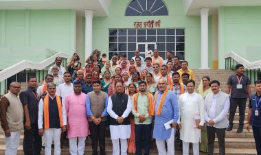 विधायक ललित चंद्राकर के नेतृत्व में सरपंच-पंचों का विधानसभा दौरा, लोकतंत्र को करीब से देखा