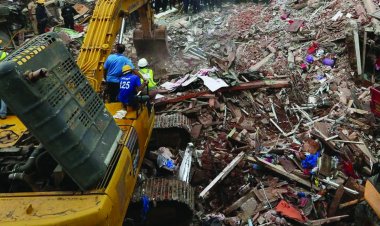 तीन मंजिला चॉल ढहने से मची तबाही, सिलेंडर ब्लास्ट की आशंका, 12 घायल, रेस्क्यू ऑपरेशन जारी