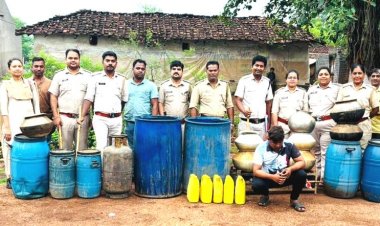 दुर्ग आबकारी विभाग की बड़ी कार्रवाई: 75 लीटर कच्ची शराब, 900 किलो गुड़ और भारी मात्रा में सामग्री ज़ब्त