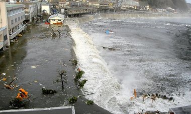 8.8 तीव्रता के भूकंप के बाद रूस और जापान में सुनामी, ऊंचे स्थानों की ओर भागे लोग