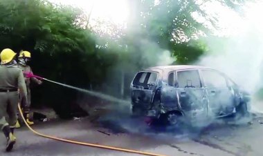 कार में लगी आग से मची अफरा-तफरी, दुर्ग अग्निशमन टीम की तत्परता से टला बड़ा हादसा