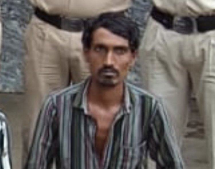 शराब भट्ठी के बाहर गले में कांच का शीशा टिकाकर लूट