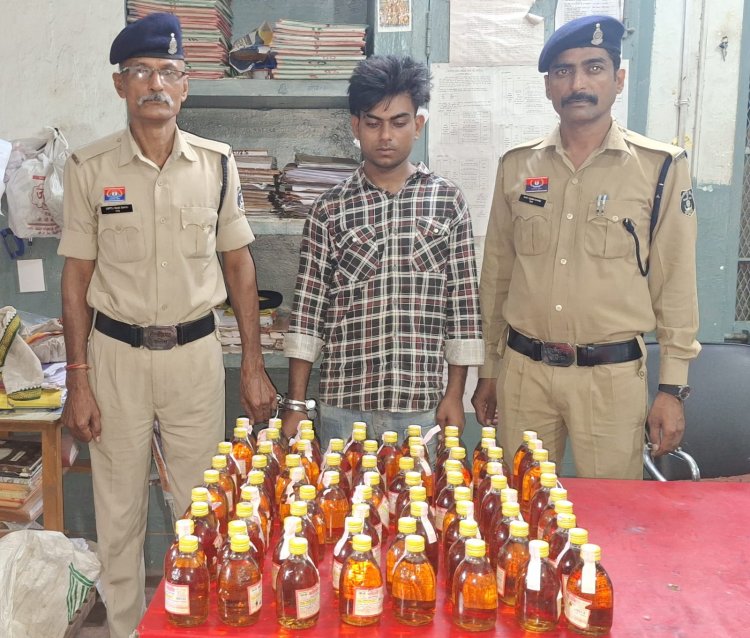 एक्टिवा वाहन में भारी मात्रा में मिला शोले देशी मसाला, पुलिस ने अवैध शराब और वाहन को किया जब्त