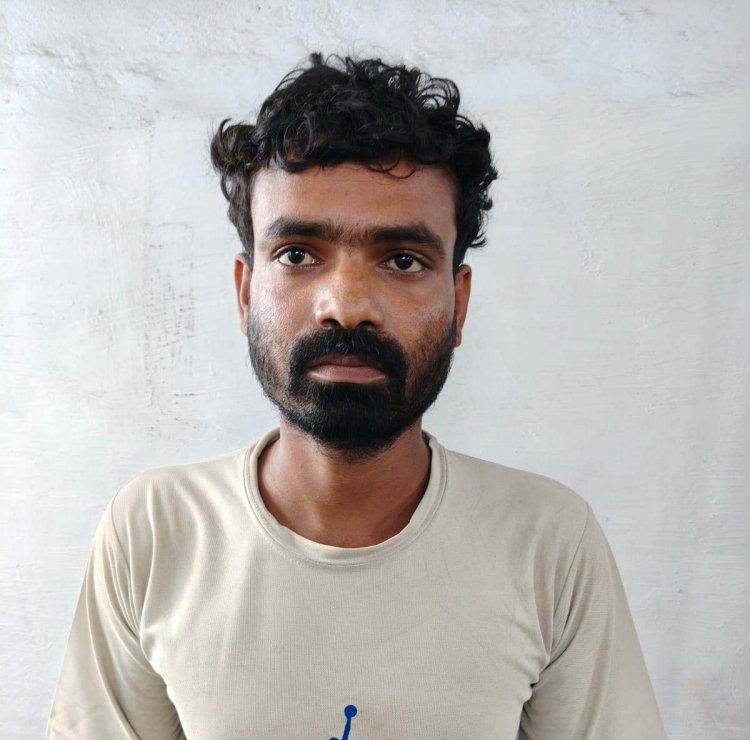 पेट्रोल डाल सूने मकान को किया आग के हवाले, पत्नी की शिकायत पर पति गिरफ्तार