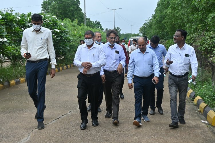 दुर्ग जिले के नगर निगम और पालिकाओं के अधिकारियों ने रायपुर में किए एकिकृत ठोस अपशिष्ट प्लांट का निरीक्षण