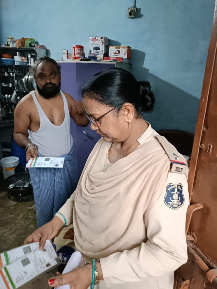 संदिग्ध व्यक्तियों की गतिविधियो पर अंकुश लगाने बॉम्बे आवास में पुलिस का छापा
