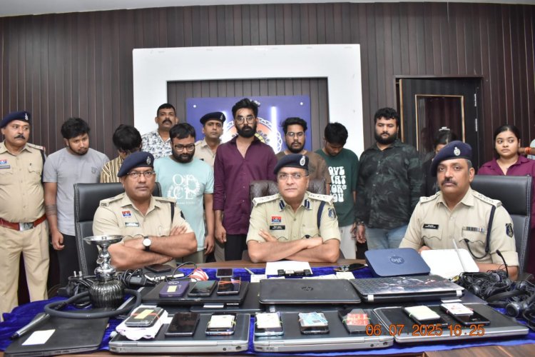 दुर्ग जिले में अंतर्राष्ट्रीय सायबर ठगी का खुलासा, यूएसए और कनाडा में सायबर ठगी को अंजाम देने वाले गिरोह के 2 महिला सहित 9 आरोपी गिरफ्तार, भिलाई में कॉले सेंटर खोलकर लोगों को लगा रहे थे चूना