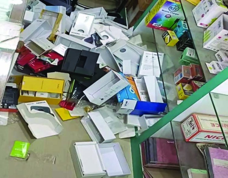दुकान का ताला तोड़ 2.5 लाख रुपये के 20 मोबाइल चोरी, फल्ली बेचने वाले ने दी सूचना