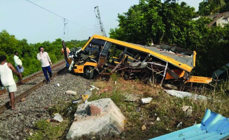 रेलवे फाटक पर हादसा, ट्रेन ने स्कूल बस को मारी टक्कर, तीन मासूम बच्चों की मौत, कई बच्चे गंभीर