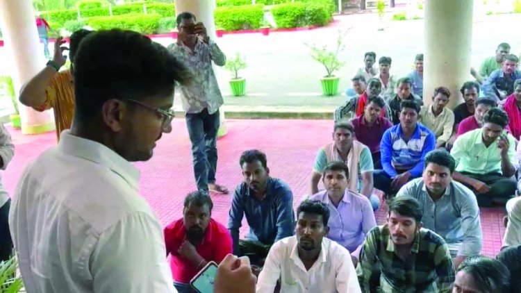 शक्कर कारखाने से हटाए गए 250 से भी अधिक श्रमिक, आक्रोशित लोगों ने किया कलेक्ट्रेट का घेराव