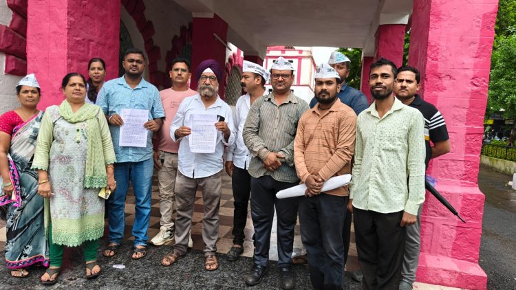 आरटीई के 74 बच्चों का एडमिशन रद्द, आप ने कलेक्टर को साैंपा ज्ञापन