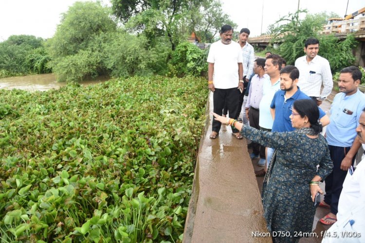 बाढ़ संकट पर प्रशासन सक्रिय: कलेक्टर ने किया शिवनाथ नदी क्षेत्र का दौरा