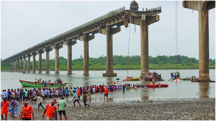 मौत की चीखें गूंजीं ब्रिज पर, अब तक 13 की मौत