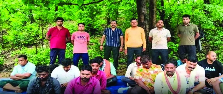 पुलिस की फिल्मी स्टाइल रेड, लाखों का जुआ पकड़ा गया रंगे हाथ, 15 गिरफ्तार