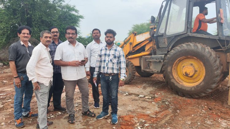 भिलाई में अतिक्रमण हटाओ अभियान तेज, नालियों पर कब्जा हटाने जेसीबी की कार्रवाई