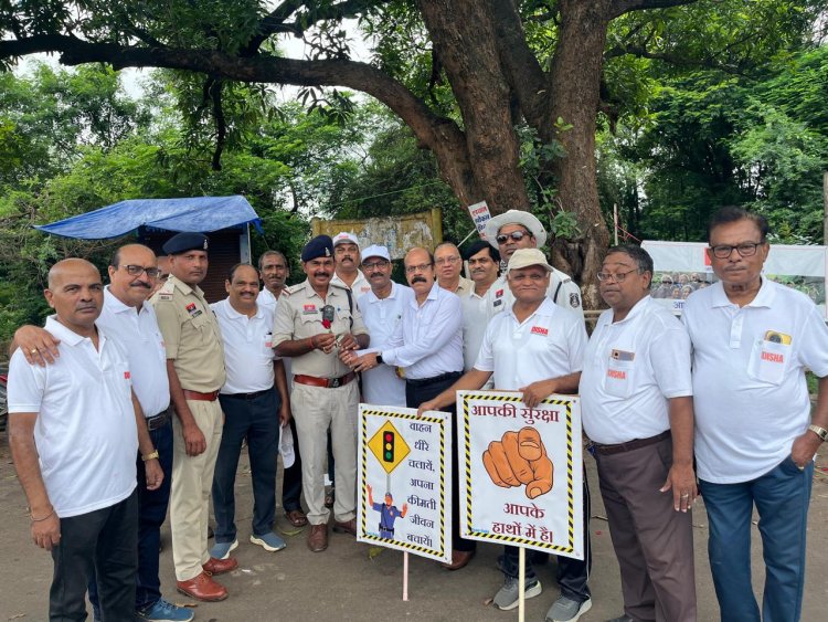 गुलाब और चलकेट के साथ दिशा संस्था का ट्रैफिक जागरूकता अभियान
