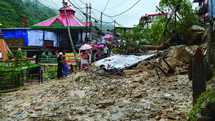 हिमाचल में बादल फटा, मंडी में तबाही! 3 की मौत, सड़कें बंद, कई वाहन बह गए