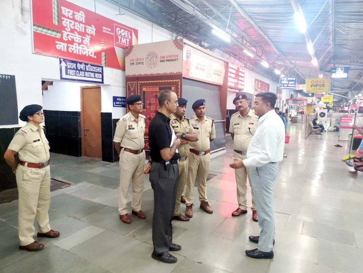 दुर्ग एसपी ने किया रेलवे स्टेशन का निरीक्षण | RPF एवं GRP को दिए नियमित चेकिंग एवं मॉक ड्रिल के निर्देश