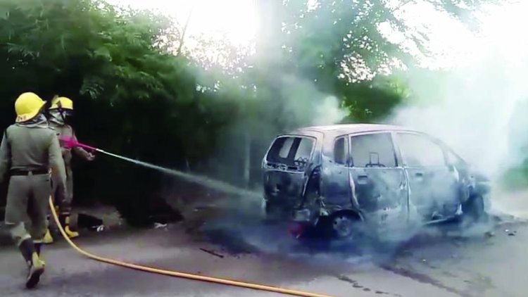 कार में लगी आग से मची अफरा-तफरी, दुर्ग अग्निशमन टीम की तत्परता से टला बड़ा हादसा