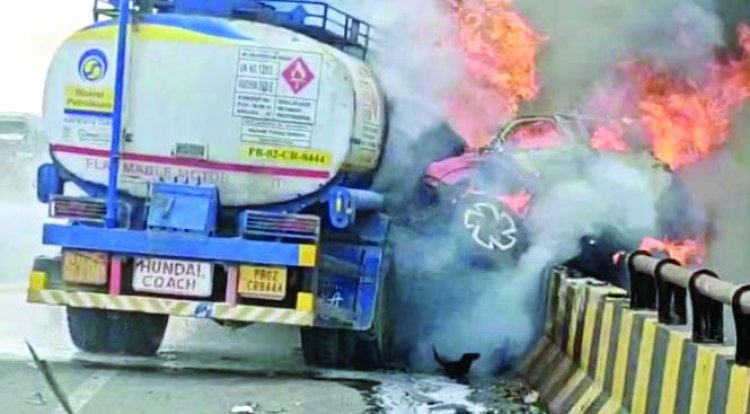 तेल टैंकर और कार के बीच भीषण टक्कर, कार सवार दो लोग जिंदा जले