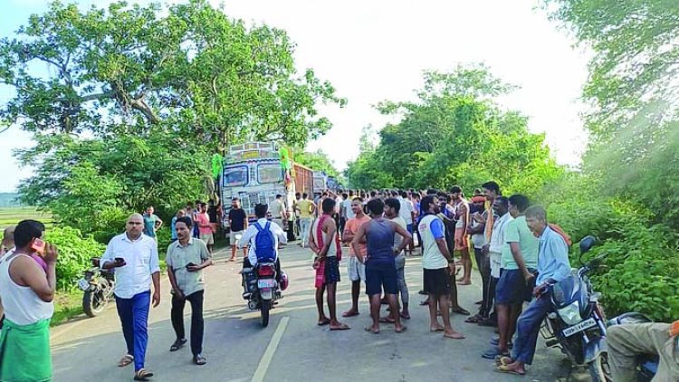 ऑटो ट्रक में भिड़ा, परीक्षा देकर घर लौट रहे इंजीनियरिंग कॉलेज के तीन छात्रों की दर्दनाक मौत, दो गंभीर