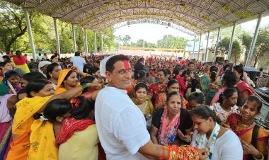 भव्य रहा रक्षाबंधन पर्व: गीत-संगीत और सुआ नृत्य के बीच हजारों बहनों ने विधायक देवेन्द्र यादव को बांधी राखी